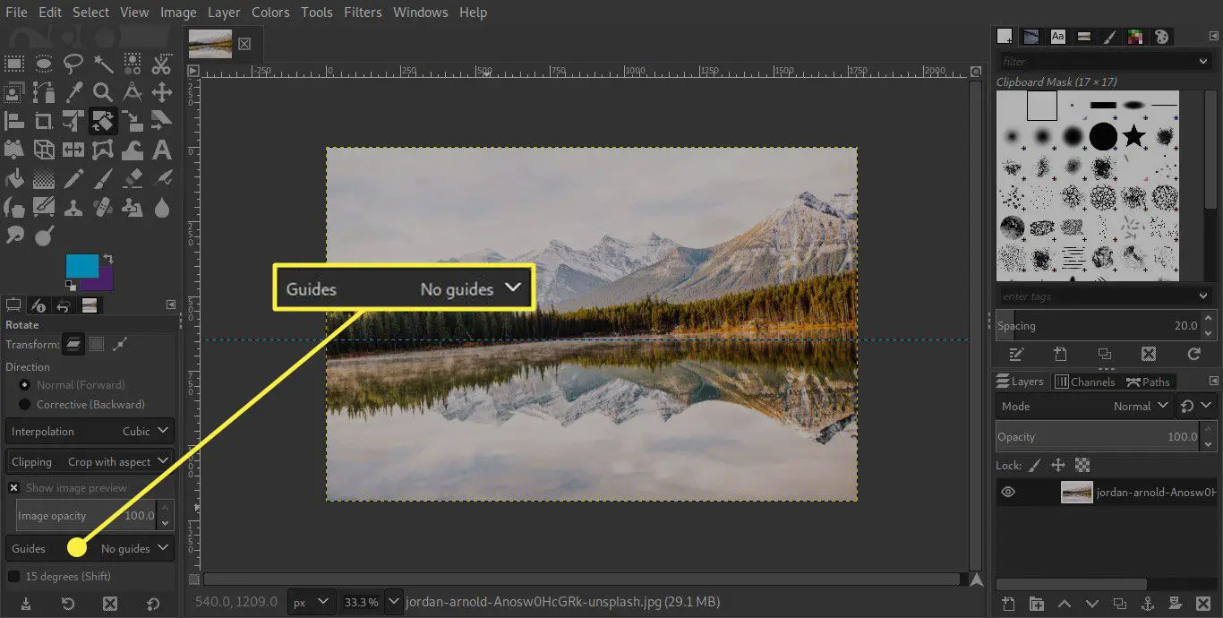 En skärmdump av GIMP med alternativet Guider i Rotera -verktyget markerat