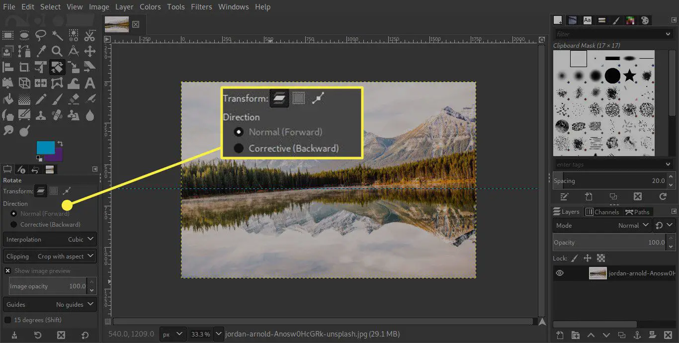 En skärmdump av GIMP med alternativen Transform och riktning för Rotera -verktyget markerade