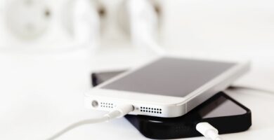 Hur Facebook- och Messenger -appar tömmer telefonens batteri 58 PhonesCharging MurieldeSeze DigitalVision Getty 56ce0d8a5f9b5879cc5c3f7b