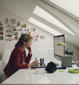 photographer editing photos on her computer 473530656 584c734d3df78c491ef2bf70