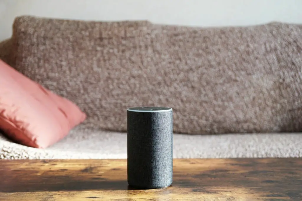 smart speaker on coffee table in living room with copy space t20 KvPXX1 f11c213a86a54515b2a3a9fccc53b752