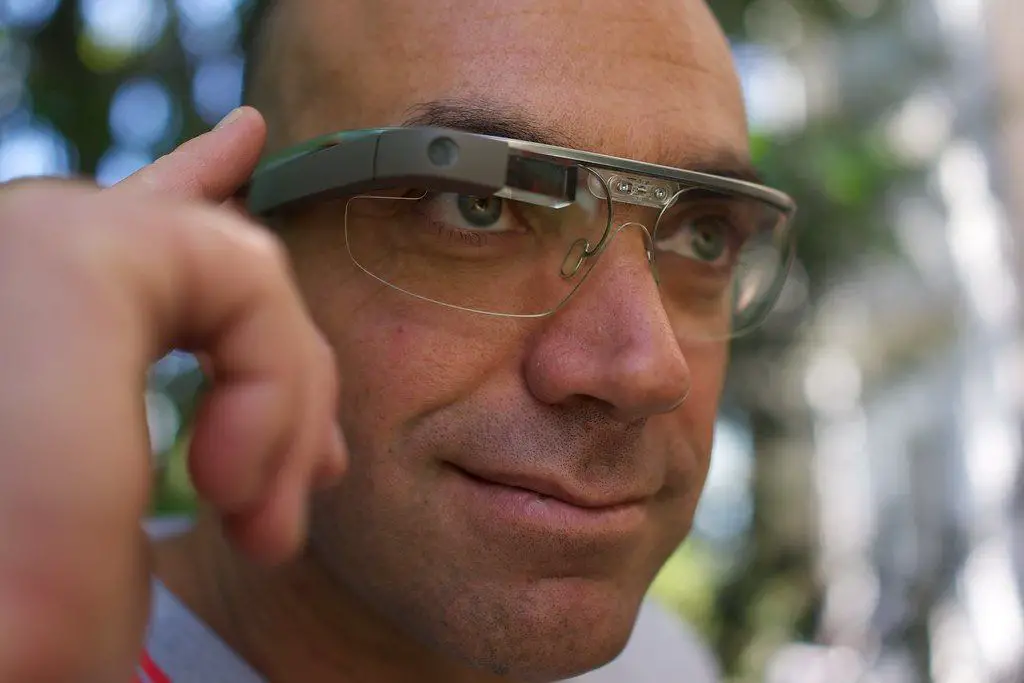 Skapa appar för olika mobila system 7 Man som bär Google Glass