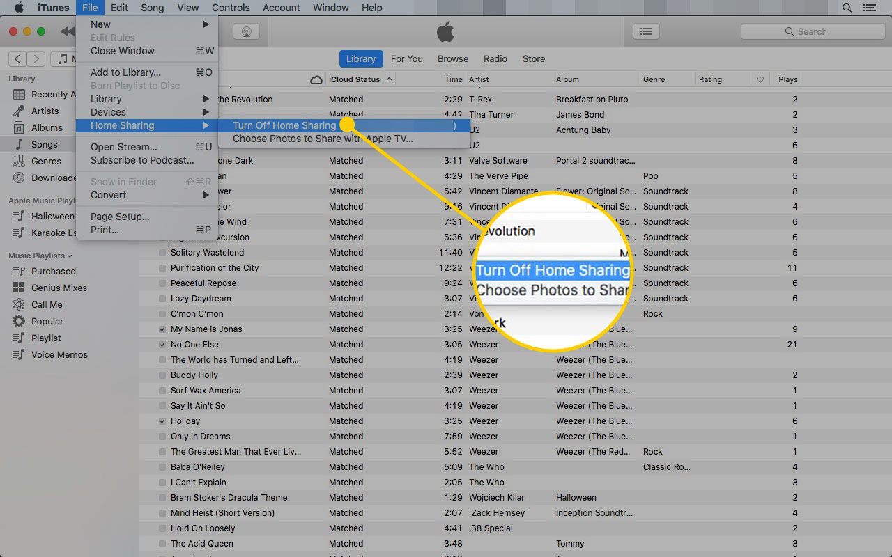 iTunes på en Mac med menyalternativet Stäng av hemdelning markerat