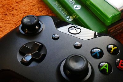 En Xbox One -kontroller och några spel.