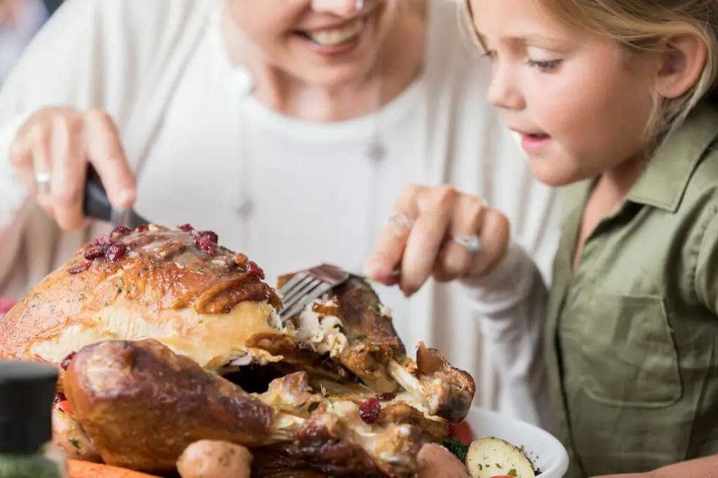 Gratis Thanksgiving E-kort, ringsignaler, bakgrundsbilder och skärmsläckare 1 ServingTurkey2 59c0552368e1a20014926f07