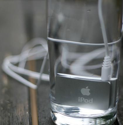 Hur man sparar en våt bärbar enhet 1 iPod in water 56a67eb33df78cf7728eadbc