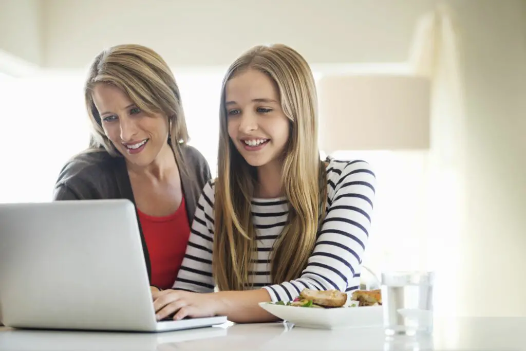 Facebook sekretessinställningar för att hålla tonåringar säkra 1 mother and daughter using laptop together at home 179414579 4381f0ceb52048e3950b7de45011902e