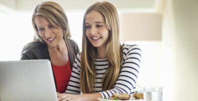 Facebook sekretessinställningar för att hålla tonåringar säkra 4 mother and daughter using laptop together at home 179414579 4381f0ceb52048e3950b7de45011902e