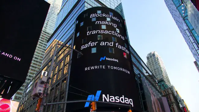 En storbildsreklam från Nasdaq på en skyltavla där det står "Blockcain gör transaktioner säkrare och snabbare."