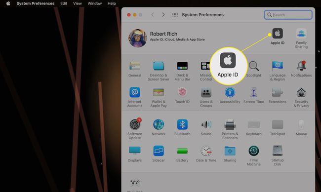 Mac-systeminställningar med Apple-ID markerat