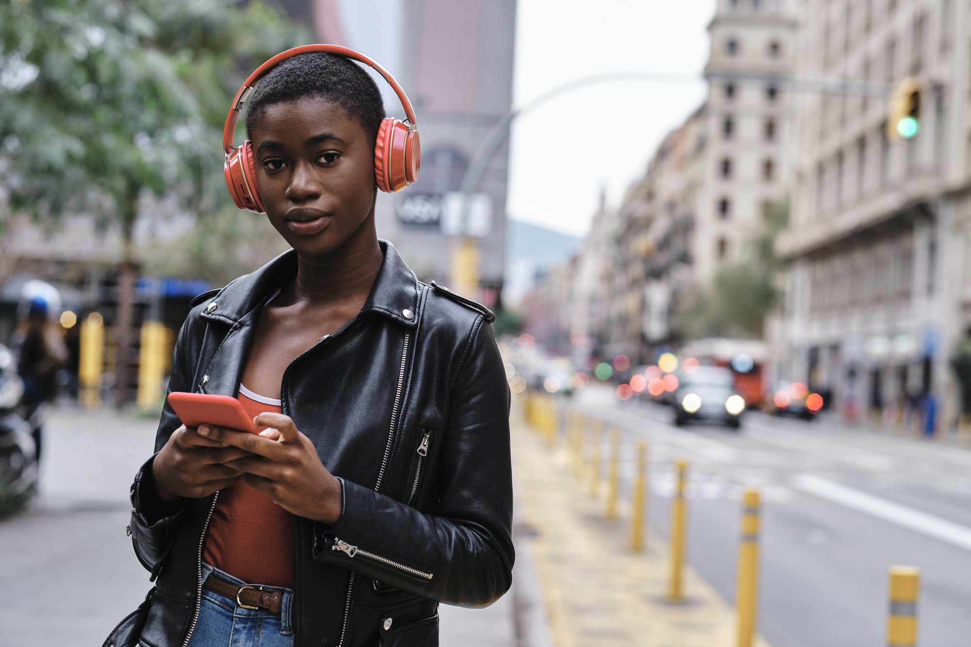 Kvinna som lyssnar på musik på smartphone