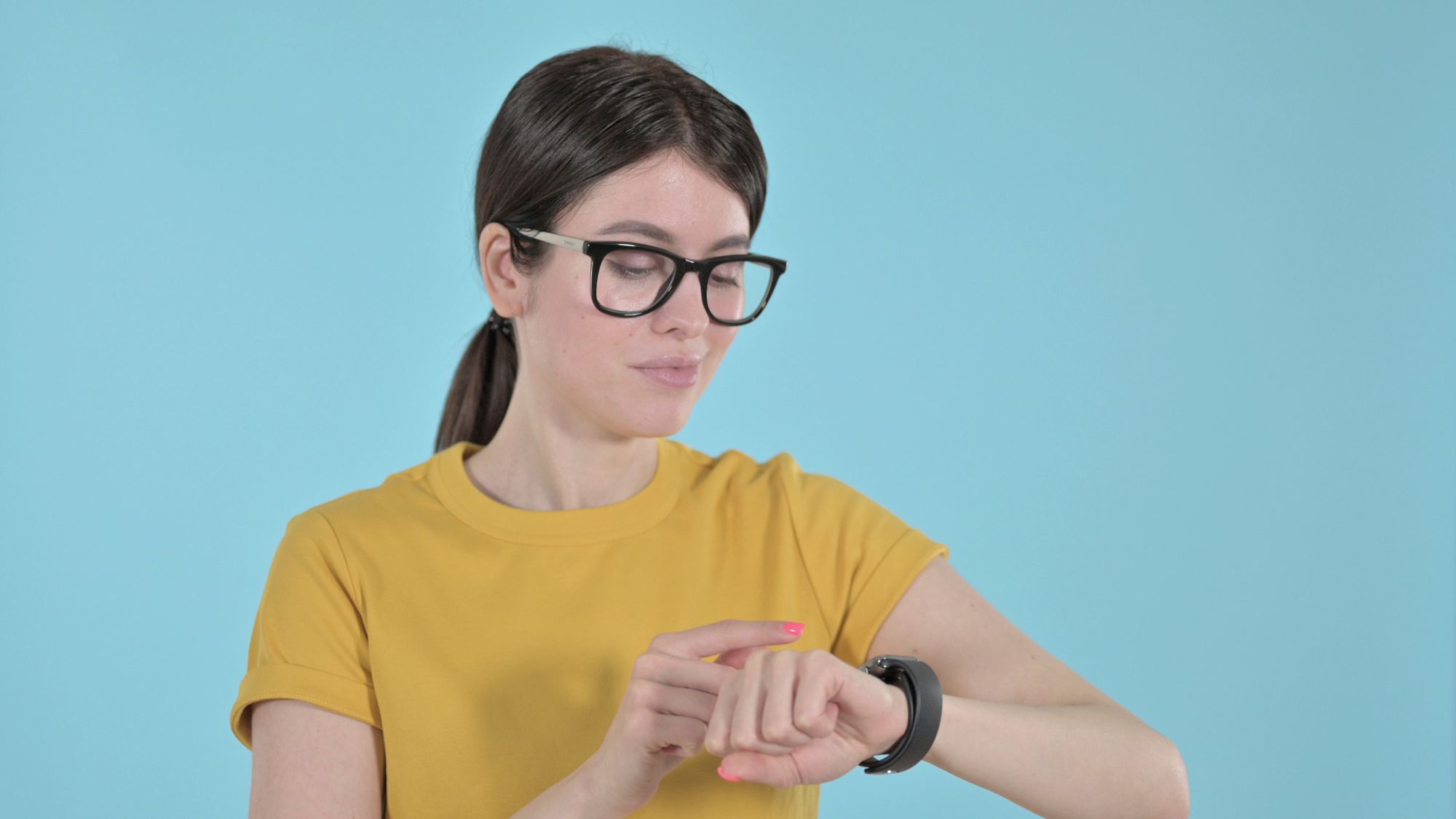 Person som kontrollerar sin Apple Watch
