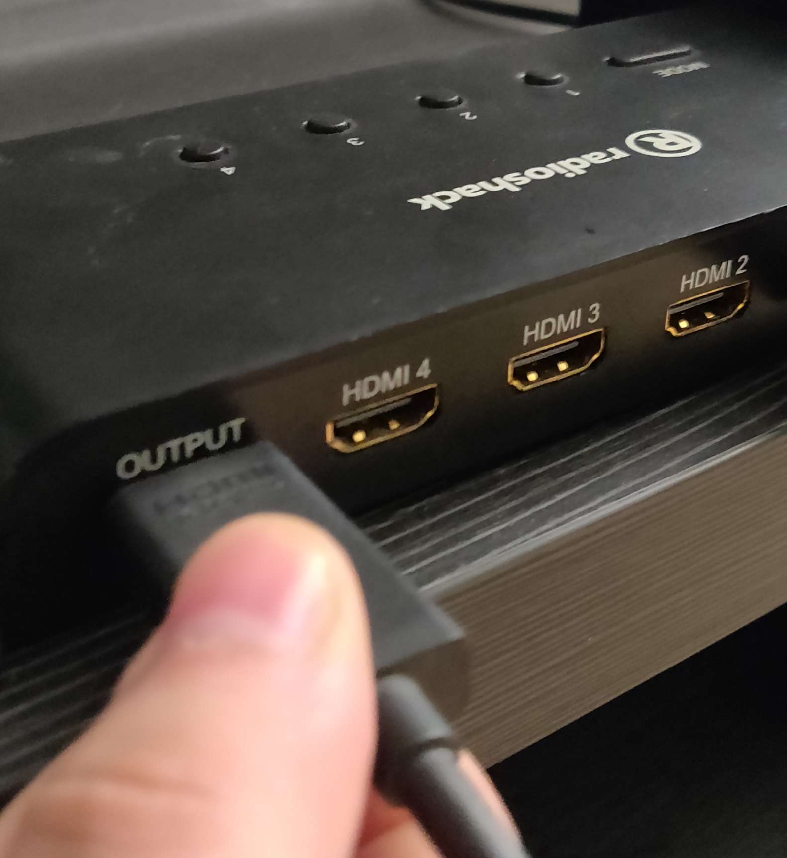 Ansluta en HDMI-kabel till en HDMI-switchs utgångsport