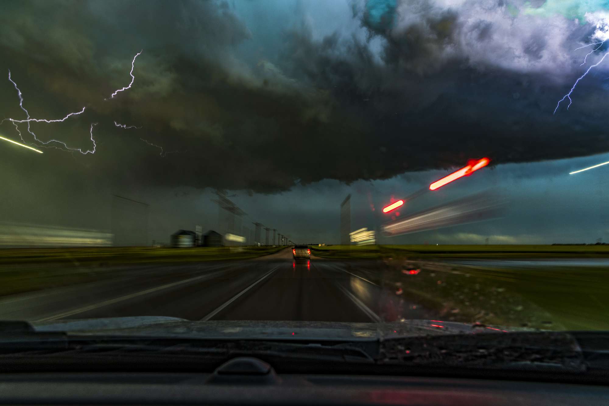 Storm och blixt från en dashcam-synpunkt i Colorado, USA