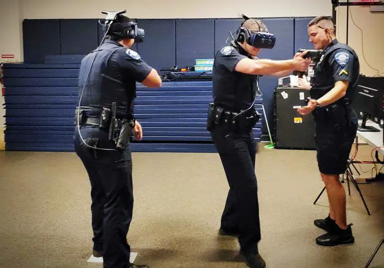Poliser vid Sanford Police Department går in i en virtuell byggnad samtidigt